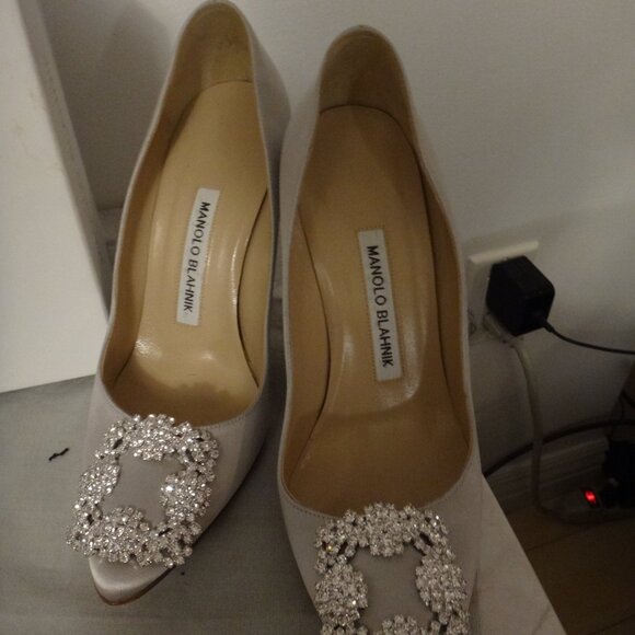 Manolo Blahnik Hangisi satin jewel-embellished pumps - Picture 2 of 4